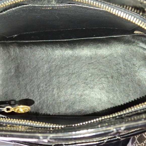 Chanel medallion - Picture 12 of 16